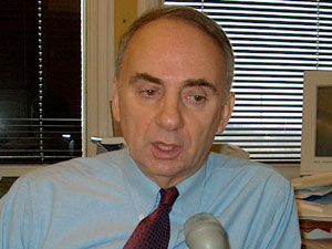 
State economist Tom Stinson says Minnesota's economy could get worse if the nation goes to war with Iraq.  (MPR Photo/Laura McCallum)