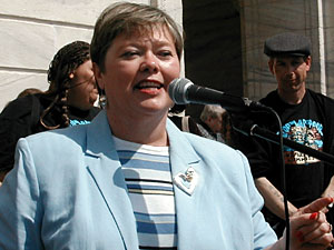 
Sen. Linda Higgins, DFL-Minneapolis, told the crowd to take their message to House Republicans.  (MPR Photo/Laura McCallum)