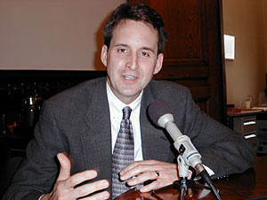 
Republican Gov. Tim Pawlenty agrees with the Taxpayers League's "no new taxes" message. (MPR Photo/ Laura McCallum)