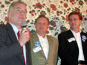 
Howard Dean, with Minnesota campaign co-chars Te Mondale, center, and state Sen. Scott Dibble, right. (MPR Photo/Marisa Helms)