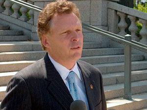 
Democratic National Committee Chair Terry McAuliffe says the Bush tax cuts are overwhelmingly benefit upper-income households.
 (MPR Photo/Michael Khoo)