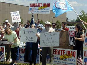 
Several hundred people gathered outside the warehouse where President Bush was speaking. About 75 criticized the war in Iraq and his economic and environmental policies. (MPR Photo/Tom Scheck)