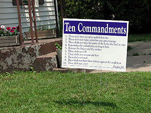 
Lawn signs in LaCrosse have shown people's support for the city's religious monument. (MPR Photo/File Photo)