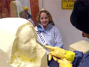 
Linda Christensen sculpts the likeness of Jessica Felling into a 90-pound block of butter.
 (MPR Photo/Steve Nelson)