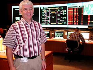 
Xcel Energy's Mike McMullen manages Xcel's Control Center in Minneapolis. He oversees transmission issues for more than 1.3 million Xcel customers. (MPR Photo/Rob Schmitz)