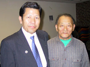 
Seng Yang and Za Thao Lee from Hmong American Unity considered "Senator Paul" a father figure.  (MPR Photo/Laura McCallum)