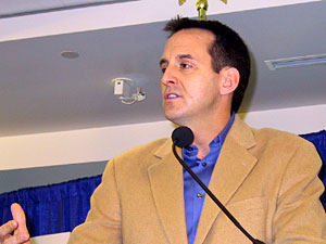 
Gov. Pawlenty says the HOV lanes are under utilized, and allowing solo commuters to pay to use them will help reduce increasing congestion. (MPR Photo/Laura McCallum)