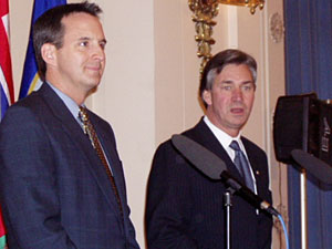 
Manitoba Premier Gary Doer, right, said he and Pawlenty had agreed to promote commercial bioscience partnerships between Manitoba and Minnesota.  (MPR Photo/Tom Scheck)