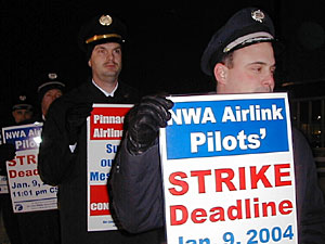 
Mesaba Airlines pilots conduct informational picketing at Minneapolis-St. Paul International Airport Monday. (MPR Photo/Bill Catlin)