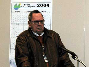
Northwest Airlines spokesman Bob Benner faced a crowded Aiport Commission meeting, to explain why Northwest Airlines was terminating its passenger service to Grand Rapids. (MPR Photo/Bob Kelleher)