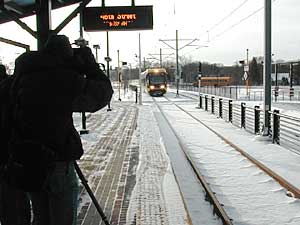 
Hiawatha light-rail pulls into 46th Street station. (MPR Photo/Dan Olson)