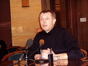
House Speaker Steve Sviggum, R-Kenyon, supports putting initiative and referendum on the ballot.  (MPR Photo/Tom Scheck)