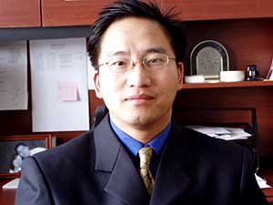 
Hmong realtor Singh Cha says Hmong home buyers often run into problems finding lenders who will allow buyers to receive downpayment help from extended family. (Brandt Williams)