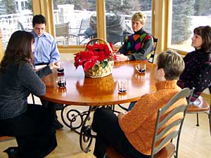
Kris Newcomer and Julie Woolfrey discuss school finances over coffee with other concerned parents. (MPR Photo/Tim Pugmire)
