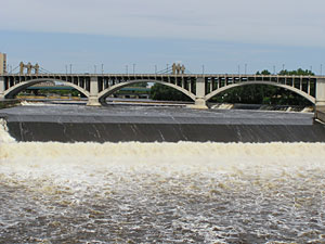
The Army Corp of Engineers constructed this concrete spillway on top of St. Anthony's limestone falls.   (MPR Photo/Lorna Benson)