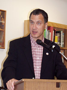 
Rep. Mark Kennedy  points out that he voted against the No Child Left Behind law.  (MPR Photo/Tom Scheck)