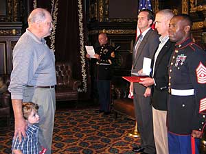 
Bill Muter, another Marine who was a lieutenant with the same unit as Savelkoul, presents him with the Bronze Star. (MPR Photo/Laura McCallum)