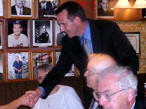 
Gov. Tim Pawlenty greets members of the Minnesota delegation to the Republican National Convention during a reception at the Carnegie Deli. (MPR Photo/Laura McCallum)