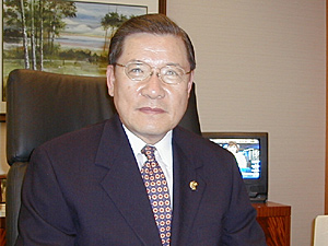 
Sung Won Sohn is an executive vice president and chief economic officer of Wells Fargo Banks, and is based in Minneapolis.  (MPR Photo/Jeff Horwich)