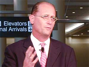
Richard Anderson, CEO of Northwest Airlines, says the airport expansion would strengthen the carrier. (MPR Photo/Jeff Horwich)