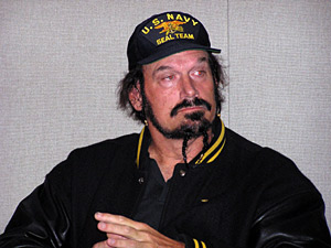 
Former Minnesota Gov. Jesse Ventura refused to speak to reporters during a news conference to endorse John Kerry. (MPR Photo/Mark Zdechlik)