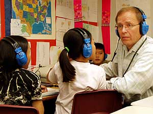 
Mark Thompson works on reading with a group of students at Como Park Elementary. (MPR Photo/Tim Pugmire)
