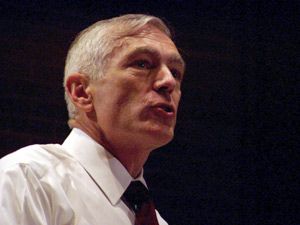 
Gen. Wesley Clark (ret.) campaigned in Minneapolis on behalf of John Kerry. (MPR Photo/Michael Khoo)