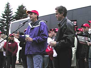 
Minnesota's two top Republicans, Gov. Tim Pawlenty (left) and U.S. Sen. Norm Coleman, spoke to about 100 Republican volunteers Monday morning before heading out on a statewide trip on behalf of President Bush. (MPR Photo/Eugene Cha)