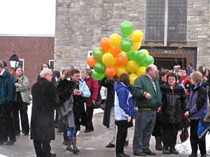 
Colorful balloons were released when Allan Laski was buried.
 (MPR Photo/Stephanie Hemphill)