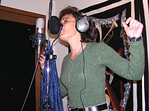 
Pamela Haugen gives her all to a Nora Jones tune. (MPR Photo/Annie Baxter)