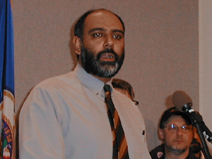 
Sen. Satveer Chaudhary, DFL-Fridley, sits on the Senate Transportation Committee.  In April the committee will hear his proposal to halt an expansion plan at Minneapolis-St. Paul International Airport in light of Northwest's planned layoffs. (MPR Photo/Jeff Horwich)