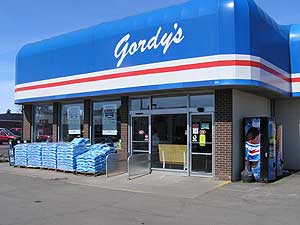 
One of the city's first hookups to the new system was Gordy's grocery. (MPR Photo/Mark Steil)