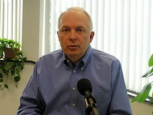 
Congressman John Kline says he supports the bill because it will stop credit card abuse. (MPR)