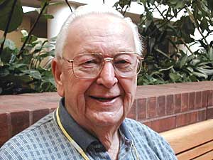 
WWII military veteran Arnold Moe volunteers to help repay the care given him when he was a soldier (MPR photo/Dan Olson)