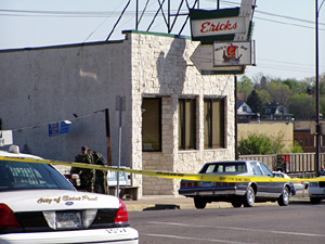 
Police cordoned off the area around the bar and alley where the shooting took place. (MPR Photo/Brandt Williams)