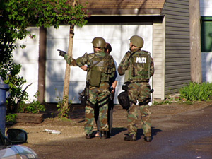 
Police search the neighborhood for suspects in the killing of a St. Paul police officer on Friday. (MPR Photo/Brandt Williams)