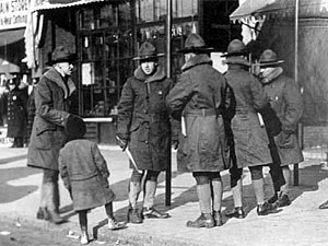 
Militia deputized by the commission controlled crowds, including striking workers. (Photo courtesy Minnesota Historical Society)