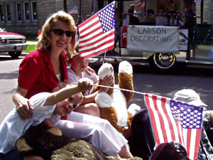 
Sen. Anderson made it through her parade without argument or criticism on day four of the shutdown. That may not have been the case for some legislative leaders.  
 (MPR Photo/Annie Baxter)