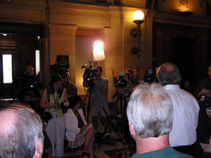 
As expectations mounted, a growing number of reporters
and lobbyists gathered in the corridor outside the governor's office, waiting for news of a deal.
 (MPR Photo/Tom Scheck)