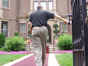 
Republican Steve Sviggum enters the governor's mansion for a round of budget negotiations. (MPR file photo)