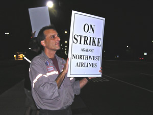 
Mike Allen, a 19-year mechanic at Northwest, was among the first to hit the picket line at the Minneapolis-St. Paul International Airport. (MPR Photo/Bianca Toness)