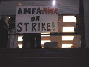 
In Washington, AMFA negotiators pasted a sign in the window as the talks to avert a strike collapsed. (MPR Photo/Mark Zdechlik)