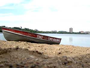 
Lake Calhoun in Minneapolis faced pollution problems in the 1980s.   Chemical treatments were used in the lake to clean up phosphorous, and urban run off from surrounding neighborhoods was diverted to storm water ponds.  Now the lake has seen an improvement in it's quality and clarity.  (MPR Photo/Tim Post)