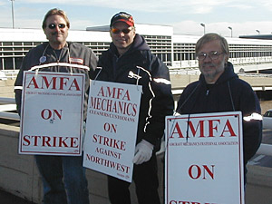 
Steve Gross (left), Brad Godin, and Jim Hallamek are veteran Northwest mechanics who consider themselves "the regulars" on the picket line. (MPR Photo/Jeff Horwich)