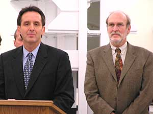 
Gov. Tim Pawlenty, left, and state epidemiologist Harry Hull, right, laid out Minnesota's preparations for a potential avian flu outbreak.  (MPR Photo/Bianca Vazquez Toness)