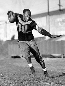 
Ozzie Simmons at the University of Iowa in a publicity photo from the mid 1930s. Simmons was a star football player at Fort Worth's I.M. Terrell High School. (Photo courtesy of the Des Moines Register)