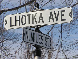 
A memorial street sign in Appleton. The avenue is named for Jessie Lhotka, one of the Charlie Company soldiers killed in Iraq.
 (MPR photo/Mark Steil)
