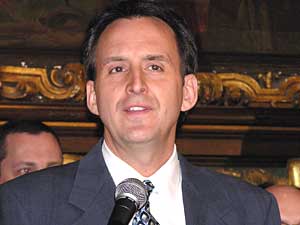 
Gov. Pawlenty announced his proposal to help prevent identity theft, one day after Attorney General Mike Hatch criticized the governor for not doing enough on the issue. Both are running for governor in this year's election. (MPR Photo/Laura McCallum)