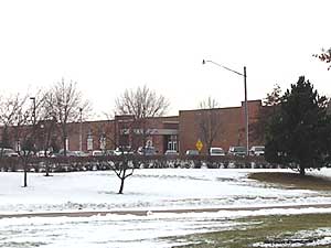 
A three-foot hedge separates the prison from nearby homes and an elementary school.  (MPR Photo/Laura McCallum)